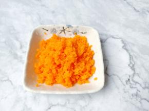 胡萝卜剁成沫。