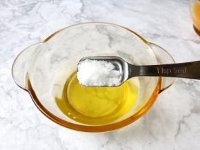 蛋清加入一点盐。