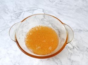 筷子把蛋清搅拌均匀再把沫撇掉。