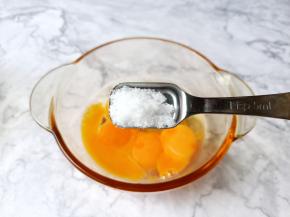 蛋黄碗里加盐。