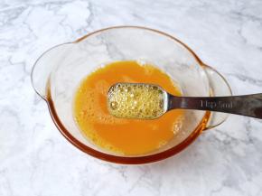 筷子搅拌均匀撇去沫。