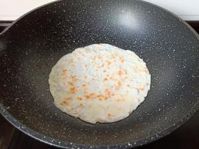 锅里倒一点点油，倒入蛋清液摊成圆形。