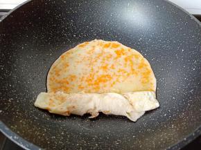 卷起来再次倒入蛋清。