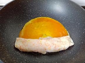 蛋清卷好倒入蛋黄液。