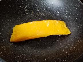 趁蛋液还没有凝固卷起来。