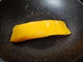 趁蛋液还没有凝固卷起来。