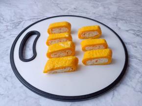 蛋卷切成两指宽。