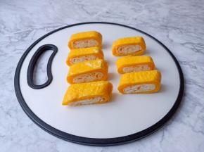 蛋卷切成两指宽。