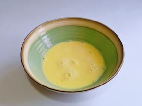 再次用手动打蛋器，抽打均匀。