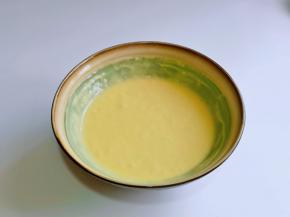 用手动打蛋器，呈Z字的手法拌均匀，且无干粉。