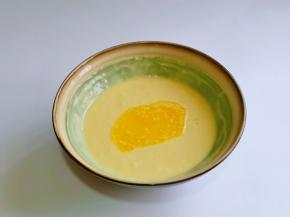 最后加入隔水融化的黄油。