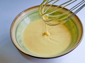 用手动打蛋器，拌均匀，一定拌黄油与面糊完全融合，避免油水分离现象，盖上盖放旁边静置10分钟。