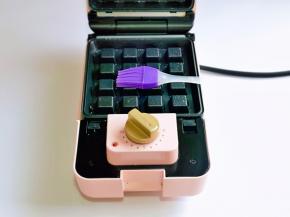 机器的烤盘上刷少许玉米油，上下两面的烤盘都要刷油啥。