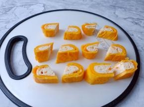 切好的蛋卷放平斜着再切一刀。