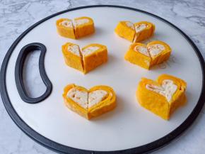 切好的蛋卷翻面拼成爱心形状。