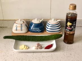 准备好食材，黄瓜需要两根，洗净。