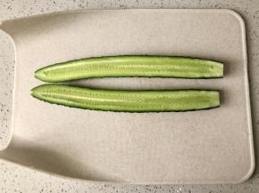 黄瓜洗净，对半切开，这样比较容易刨片。