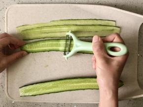 用刮皮器把黄瓜刨成长片状。