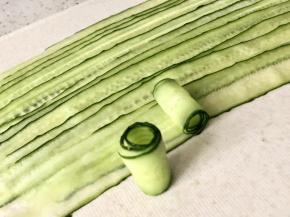 从黄瓜片的一头开始卷起来，依次卷好所有的黄瓜。