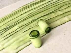 从黄瓜片的一头开始卷起来，依次卷好所有的黄瓜。