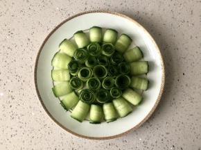 把黄瓜卷摆好盘。