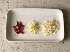 蒜姜切末，干辣椒洗净剪成小段。