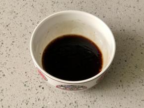 调拌碗汁：碗中加入3勺生抽、1克盐、一克糖、2勺醋、少许香油调匀。（具体用量可根据个人口味增减）