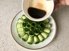 把碗汁倒入黄瓜盘中；