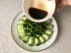 把碗汁倒入黄瓜盘中；