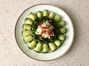 把蒜末，辣椒段放在黄瓜上；