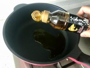 锅中倒入菜籽油，烧热。