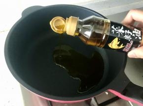 锅中倒入菜籽油，烧热。