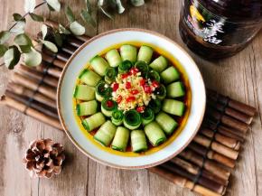 忍不住尝一个卷，又香又脆，爽口开胃，好吃的停不下来！