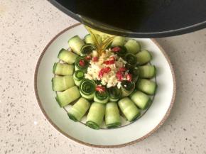 把热油浇到黄瓜上，“滋啦”一声，这就是所谓的“响油”啦！顿时香气扑鼻。