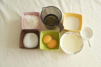 先准备戚风胚的材料。这次用的是原味戚风胚，可以根据个人喜好替换成酸奶戚风胚或者乳酪戚风胚等等。冷藏鸡蛋分离蛋黄蛋白、建议称量准确克数。蛋黄先放小碗里备用。蛋白放入干净无水盆中，冷冻备用。