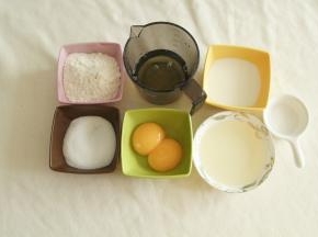 先准备戚风胚的材料。这次用的是原味戚风胚，可以根据个人喜好替换成酸奶戚风胚或者乳酪戚风胚等等。冷藏鸡蛋分离蛋黄蛋白、建议称量准确克数。蛋黄先放小碗里备用。蛋白放入干净无水盆中，冷冻备用。