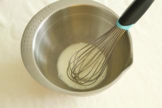 牛奶和玉米油倒入干净无水盆中，用蛋抽搅打到无油花，乳化！