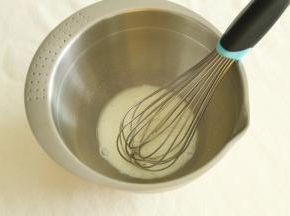牛奶和玉米油倒入干净无水盆中，用蛋抽搅打到无油花，乳化！