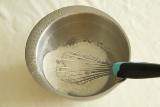 过筛入低筋面粉，用蛋抽搅拌均匀，无干粉即可。手法无要求。