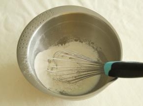 过筛入低筋面粉，用蛋抽搅拌均匀，无干粉即可。手法无要求。