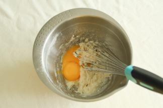 倒入蛋黄，之字形混合成均匀无颗粒蛋黄糊。