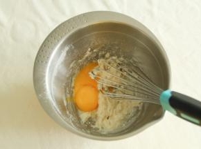 倒入蛋黄，之字形混合成均匀无颗粒蛋黄糊。