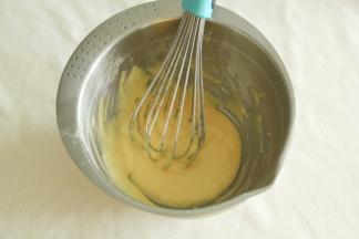 均匀的蛋黄糊，提起蛋抽顺滑滴落。放置一旁备用。