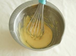 均匀的蛋黄糊，提起蛋抽顺滑滴落。放置一旁备用。