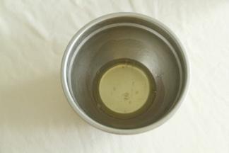 此时可以预热烤箱上下180度。取出冷冻的蛋白，冰渣状，更容易打发。加入柠檬汁或者白醋，去腥。