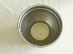 此时可以预热烤箱上下180度。取出冷冻的蛋白，冰渣状，更容易打发。加入柠檬汁或者白醋，去腥。