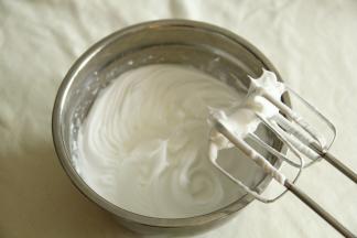 继续打到气泡变细，再加1/3细砂糖。等打到出现明显纹路，加入最后的细砂糖，继续高速打。中途可以停下，提起打蛋头观察蛋白打发状态。打到如图干性发泡，提起打蛋头，小短尖状态，再用低速打几圈，整理大气泡。打好的蛋白，细腻有光泽！