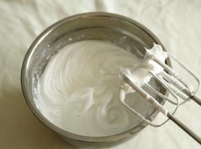 继续打到气泡变细，再加1/3细砂糖。等打到出现明显纹路，加入最后的细砂糖，继续高速打。中途可以停下，提起打蛋头观察蛋白打发状态。打到如图干性发泡，提起打蛋头，小短尖状态，再用低速打几圈，整理大气泡。打好的蛋白，细腻有光泽！