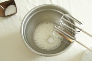 电动打蛋器高速开始打，打到鱼眼泡，加入1/3细砂糖。