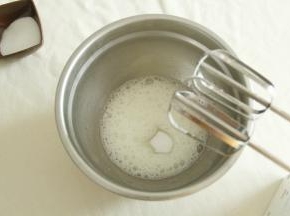 电动打蛋器高速开始打，打到鱼眼泡，加入1/3细砂糖。